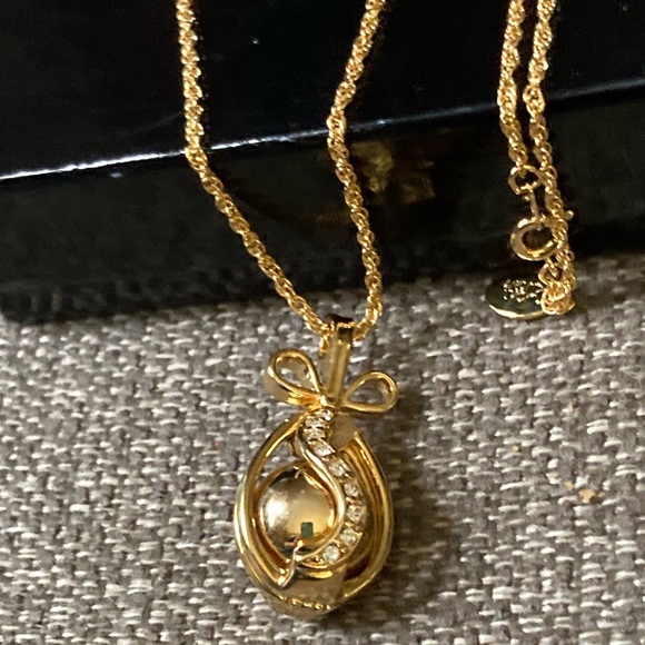 🎄Joan Rivers Gold Plated Crystal Egg Shaped Pendant Necklace NWT! - Picture 6 of 11